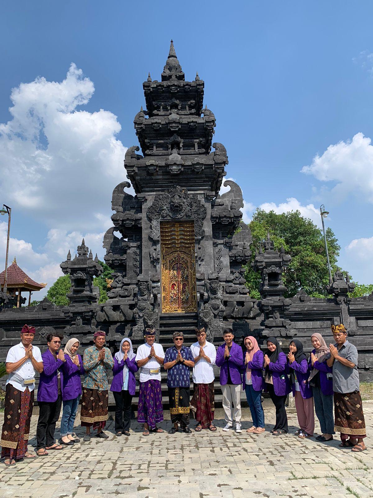 Mewujudkan program kerja, mahasiswa KKN UNTARA lakukan bersih-bersih rumah ibadah dan penanaman pohon