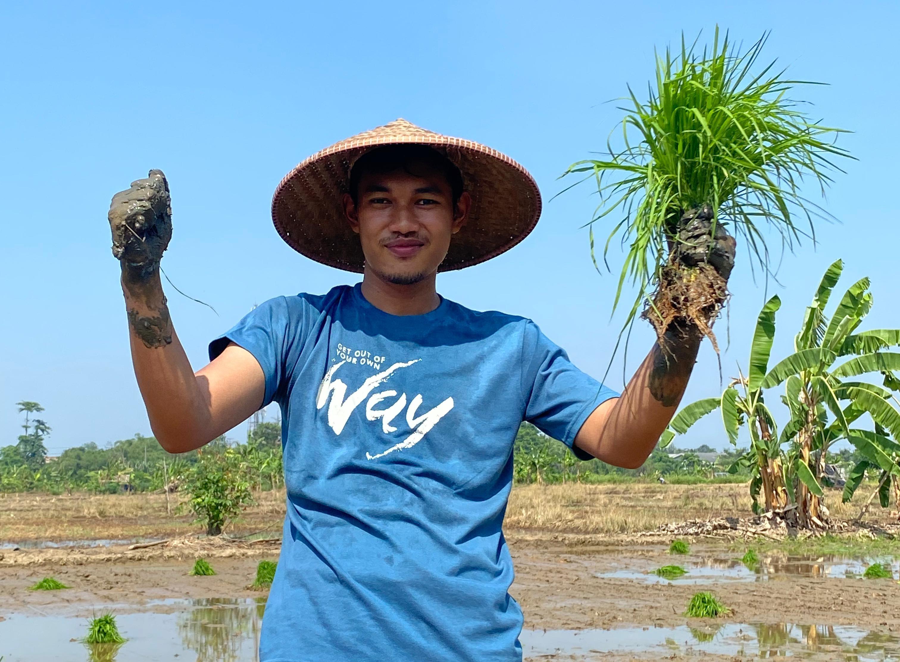 KKN Desa Pasir Bolang bercocok tanam bersama petani