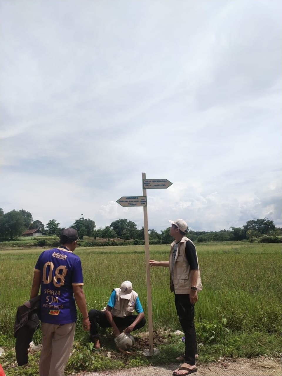 PEMBUATAN DAN PEMASANGAN PLANG PENUNJUK JALAN DESA SUKAMANAH KECAMATAN JAMBE KABUPATEN TANGERANG KKN KELOMPOK 7