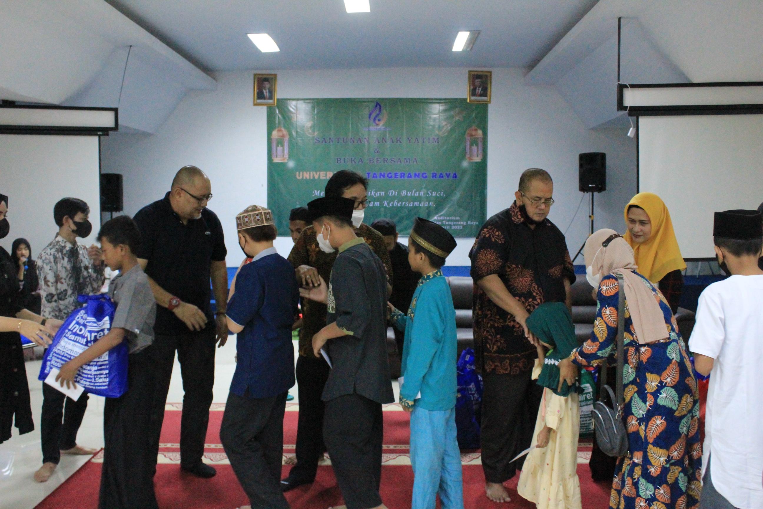 Universitas Tangerang Raya Memperingati Hari Kartini Dengan Mengadakan Bukber dan Santunan Anak Yatim Piatu